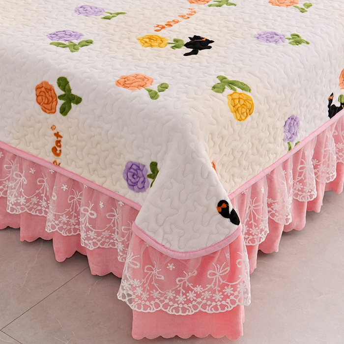 91家纺网 家纺一手货源 找家纺 民新家纺 2025新款牛奶绒印花夹棉床盖四件套 乐享时光-粉