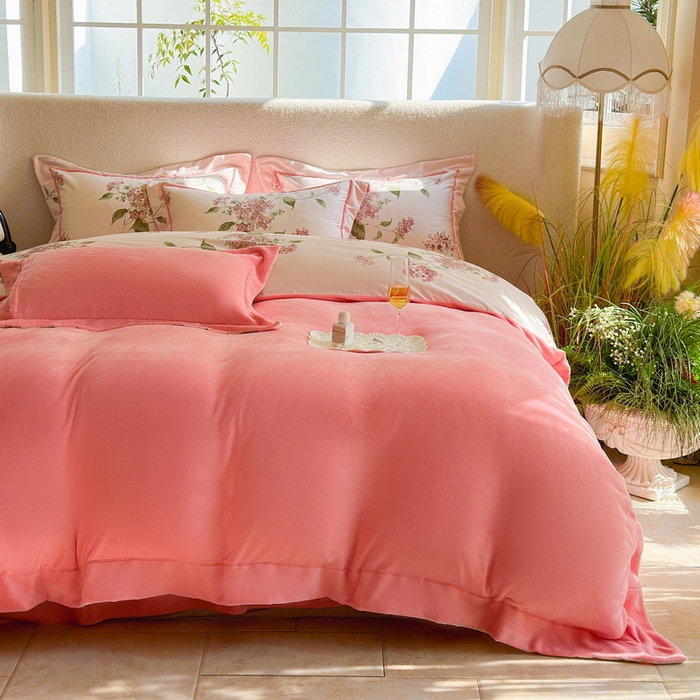 91家纺网 家纺一手货源 找家纺 2025新款A纯棉B牛奶绒四件套13376全棉加绒一字绣宽边轻奢套件-夹棉款 南枝-粉