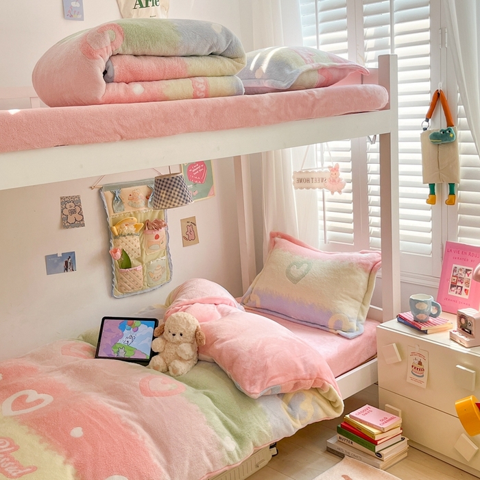 91家纺网 家纺一手货源 找家纺 川悦生活 2024新款立体雪花绒宿舍床笠款三件套四件套 彩虹爱语粉