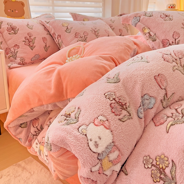 91家纺网 家纺一手货源 找家纺 2024新款加厚雪花绒印花单件被套-风格二（提供卖家秀 ） 花园熊(粉)
