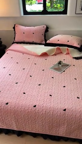 91家纺网 家纺一手货源 找家纺 美梦家纺 2024新款牛奶绒法式绣花夹棉床盖 绒爱心·樱花粉