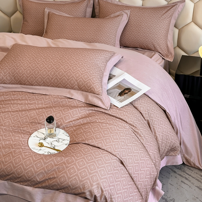 91家纺网 家纺一手货源 找家纺 雲归梦 2024新款全棉纯棉轻奢加厚磨毛拼角工艺四件套 安娜-豆沙红