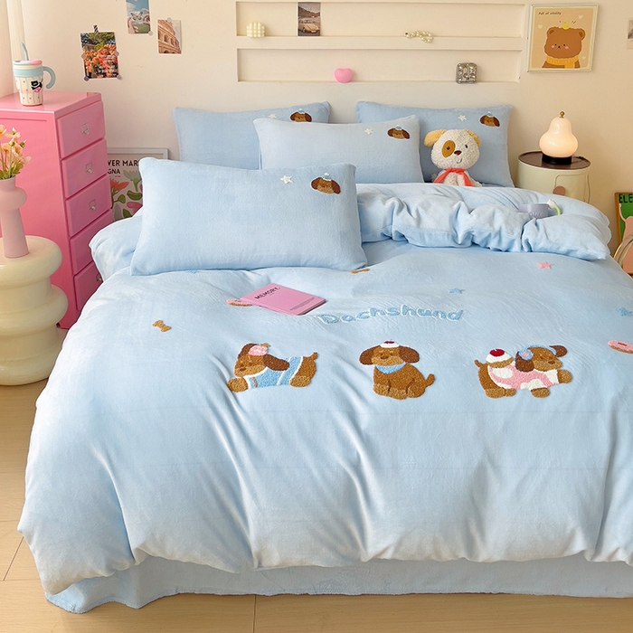 91家纺网 家纺一手货源 找家纺 梦之岛 2024新款牛奶绒卡通毛巾绣四件套腊肠狗 腊肠狗-蓝