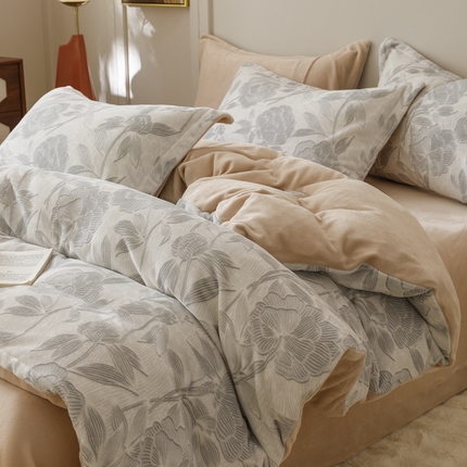 91家纺网 家纺一手货源 找家纺 （总）卡派 2024新款轻奢肌理纹雕花工艺款230克加厚牛奶绒四件套（提供买家秀 ）