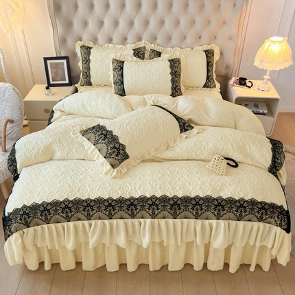 91家纺网 家纺一手货源 找家纺 恋尚 2024新款纯色牛奶绒四件套韩版蕾丝花边床裙款四件套 洛丽塔 米色