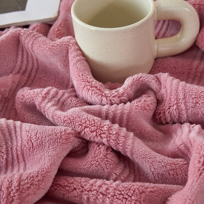 91家纺网 家纺一手货源 找家纺 2024新款仿兔绒泡泡绒毛毯家用四季毯 条纹人生 紫豆沙