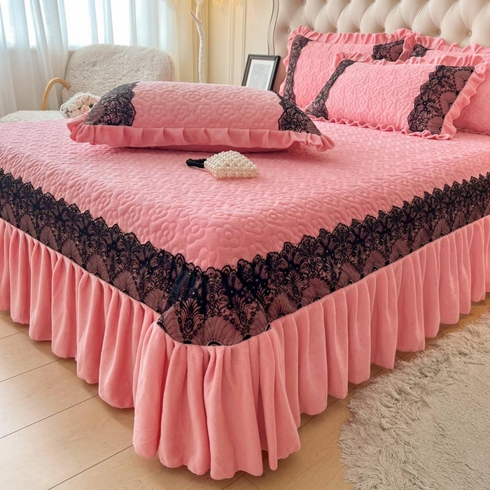 91家纺网 家纺一手货源 找家纺 恋尚 2024新款牛奶绒夹棉床盖纯色蕾丝边牛奶绒床盖 洛丽塔 粉色