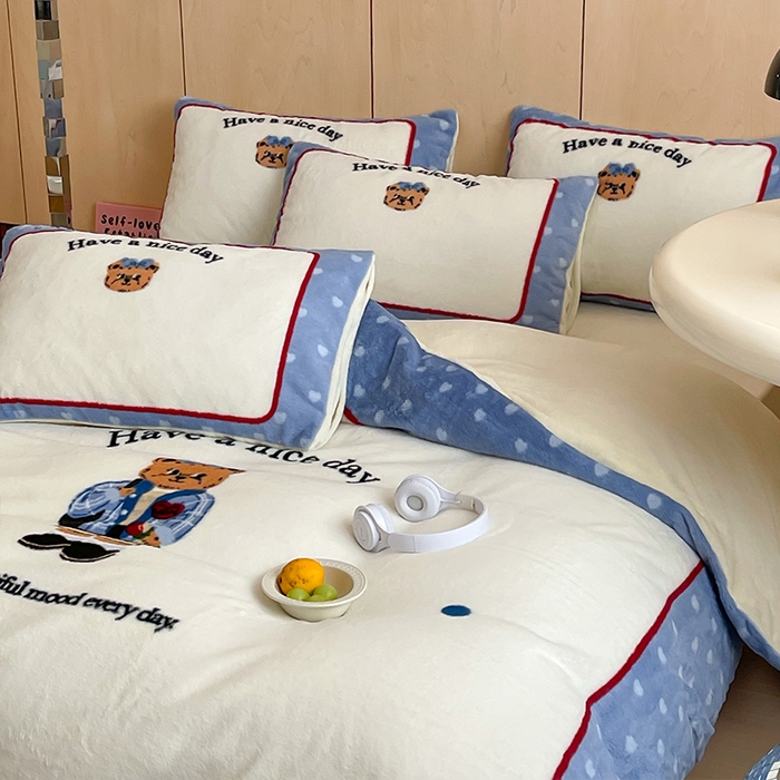 91家纺网 家纺一手货源 找家纺 安哆啦家纺 2024新款兔毛绒大版卡通牛奶绒兔兔绒印花四件套 绅士熊