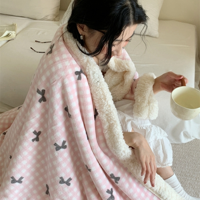 91家纺网 家纺一手货源 找家纺 桃喜 2024新款亲肤舒适牛奶绒羊羔绒毛毯 粉格子蝴蝶结