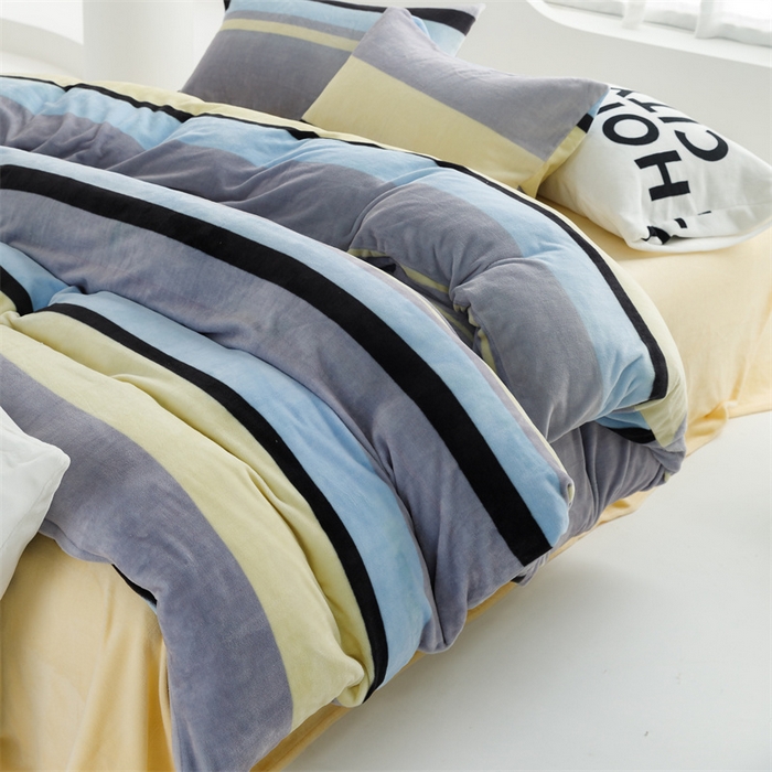 91家纺网 家纺一手货源 找家纺 红粉佳人 2025新款小清新双面牛奶绒四件套简约条纹