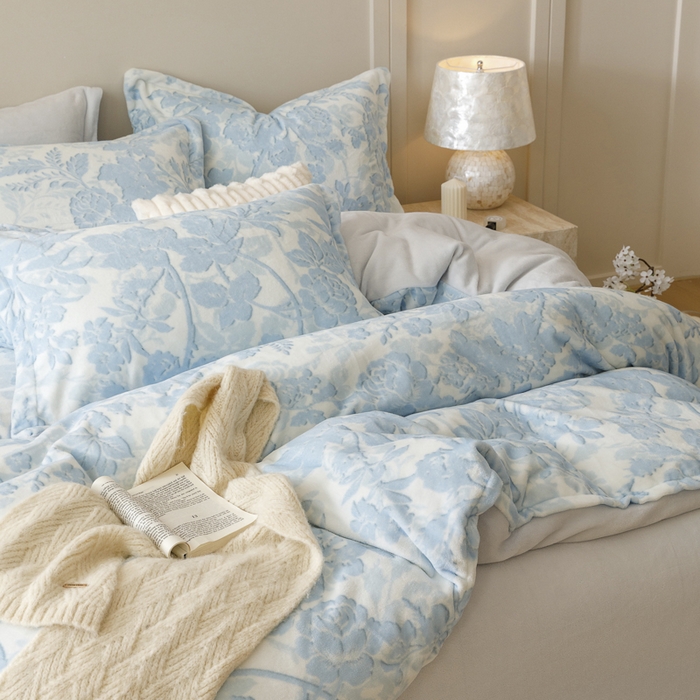91家纺网 家纺一手货源 找家纺 卡派 2024新款轻奢肌理纹雕花工艺款230克加厚牛奶绒四件套（提供买家秀 ） 摇曳-蓝