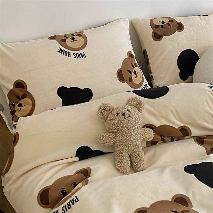 91家纺网 家纺一手货源 找家纺 红粉佳人 2025新款小清新双面牛奶绒四件套呆萌熊