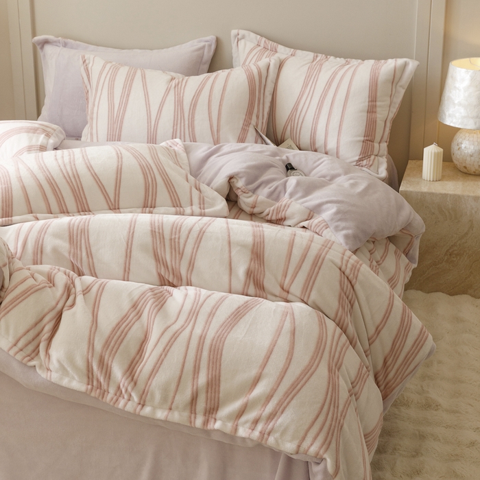 91家纺网 家纺一手货源 找家纺 卡派 2024新款轻奢肌理纹雕花工艺款230克加厚牛奶绒四件套（提供买家秀 ） 线条-粉