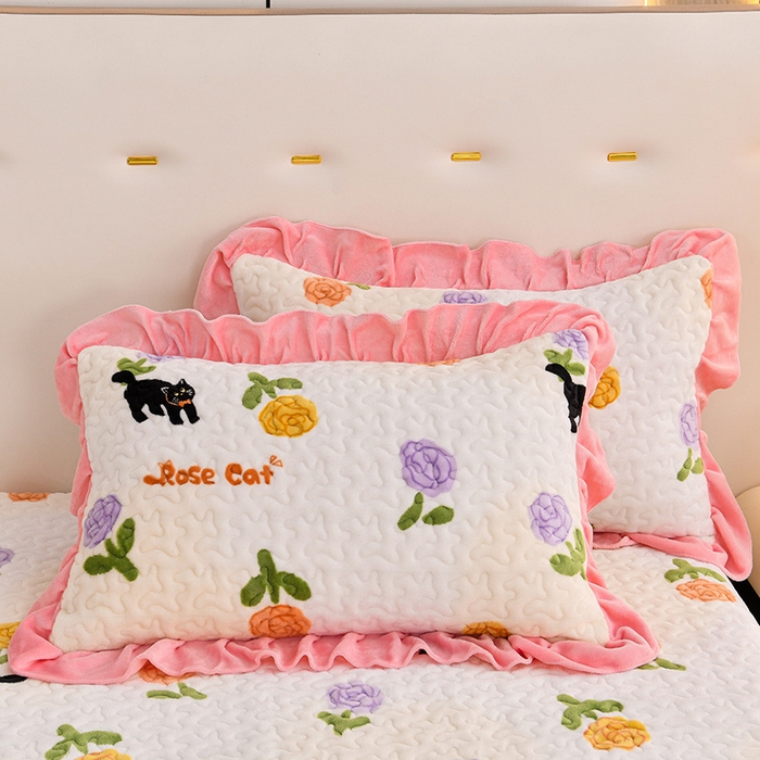 91家纺网 家纺一手货源 找家纺 民新家纺 2025新款牛奶绒印花夹棉床盖四件套 乐享时光-粉