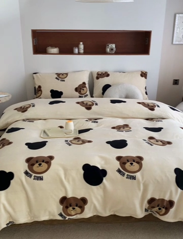 91家纺网 家纺一手货源 找家纺 红粉佳人 2025新款小清新双面牛奶绒四件套呆萌熊