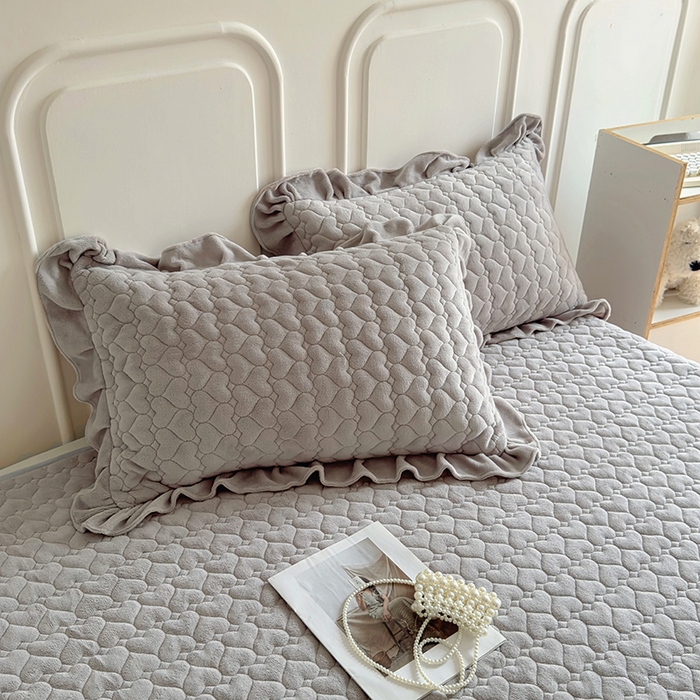 91家纺网 家纺一手货源 找家纺 美梦家纺 2024新款素色牛奶绒花边床盖系列 银河灰