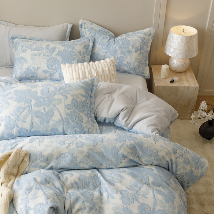91家纺网 家纺一手货源 找家纺 卡派 2024新款轻奢肌理纹雕花工艺款230克加厚牛奶绒四件套（提供买家秀 ） 摇曳-蓝