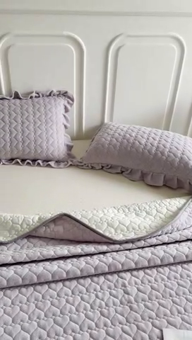 91家纺网 家纺一手货源 找家纺 美梦家纺 2024新款素色牛奶绒花边床盖系列 水晶紫