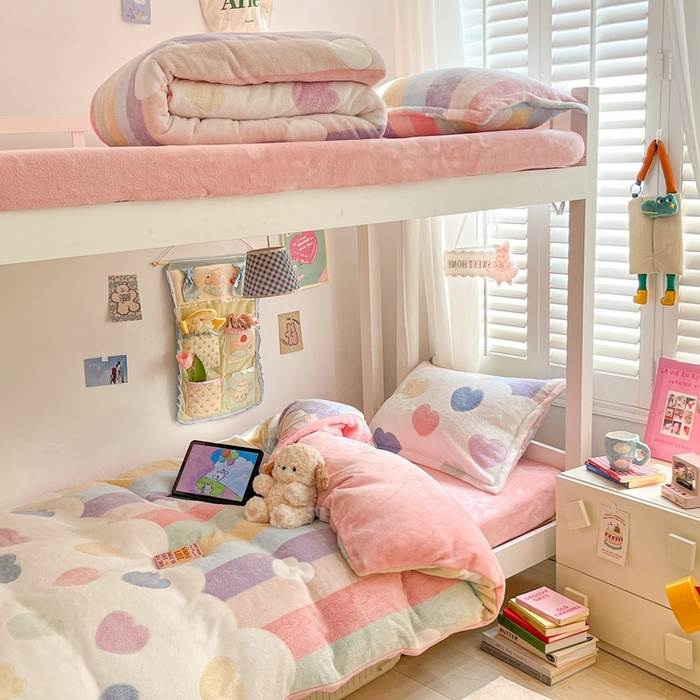 91家纺网 家纺一手货源 找家纺 川悦生活 2024新款立体雪花绒宿舍床笠款三件套四件套 彩虹爱心粉