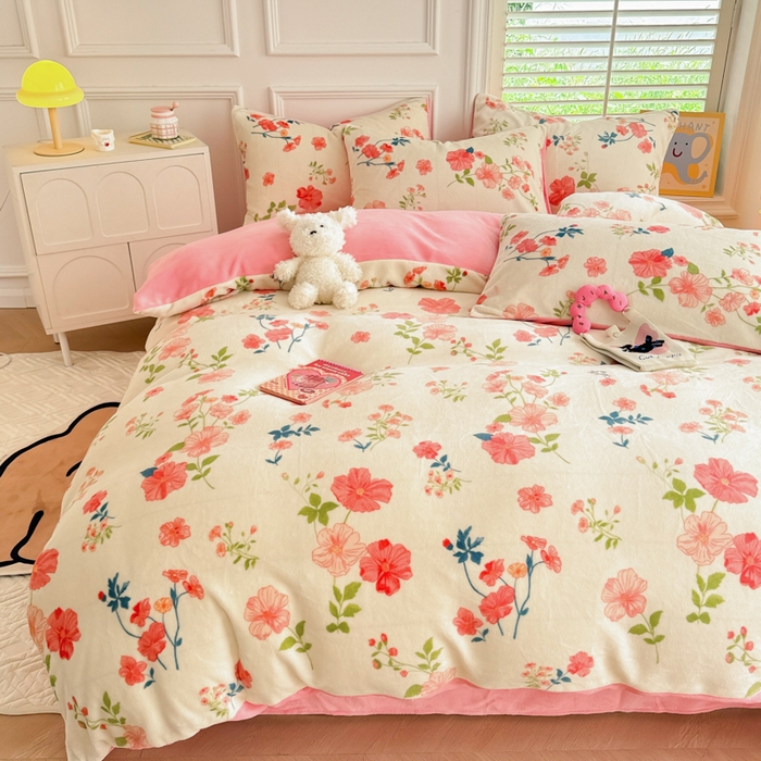 91家纺网 家纺一手货源 找家纺 简宜家居 2025新款牛奶绒印花四件套 清新粉黛