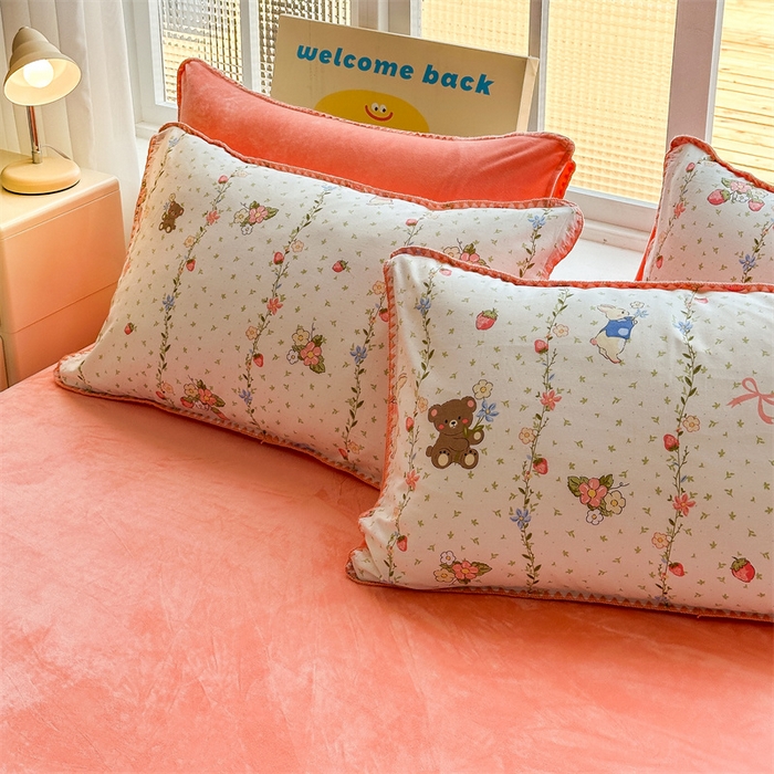 91家纺网 家纺一手货源 找家纺 红粉佳人新款小清新卡通贝壳边三角针棉加绒四件套工艺款牛奶绒四件套花香小兔