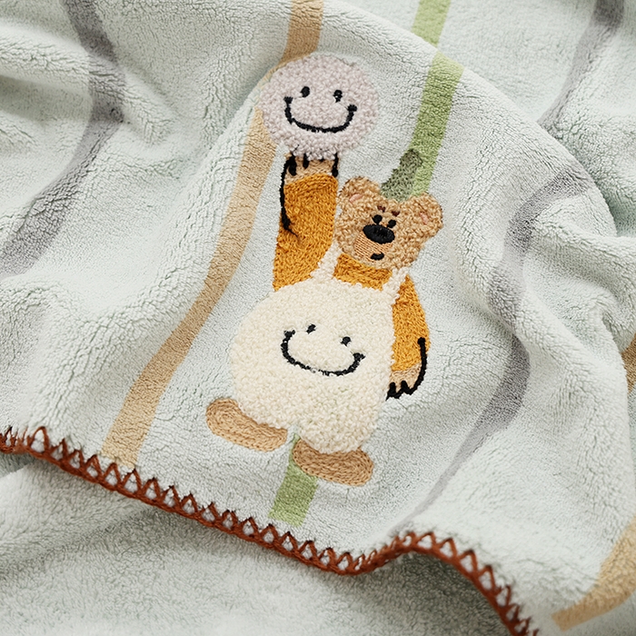 91家纺网 家纺一手货源 找家纺 朴尔家纺-毛巾被 2024新款毛巾绣勾边小格快乐鸭AB版珊瑚绒速吸速干毛巾浴巾 背带熊-蓝浴巾