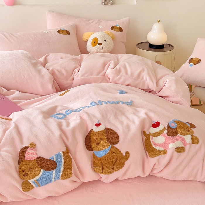 91家纺网 家纺一手货源 找家纺 梦之岛 2024新款牛奶绒卡通毛巾绣四件套腊肠狗 腊肠狗-粉