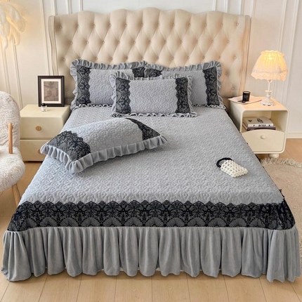 91家纺网 家纺一手货源 找家纺 恋尚 2024新款牛奶绒夹棉床盖纯色蕾丝边牛奶绒床盖 洛丽塔 浅灰