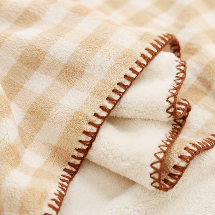 91家纺网 家纺一手货源 找家纺 朴尔家纺-毛巾被 2024新款毛巾绣勾边小格快乐鸭AB版珊瑚绒速吸速干毛巾浴巾 格子快乐鸭-卡其浴巾