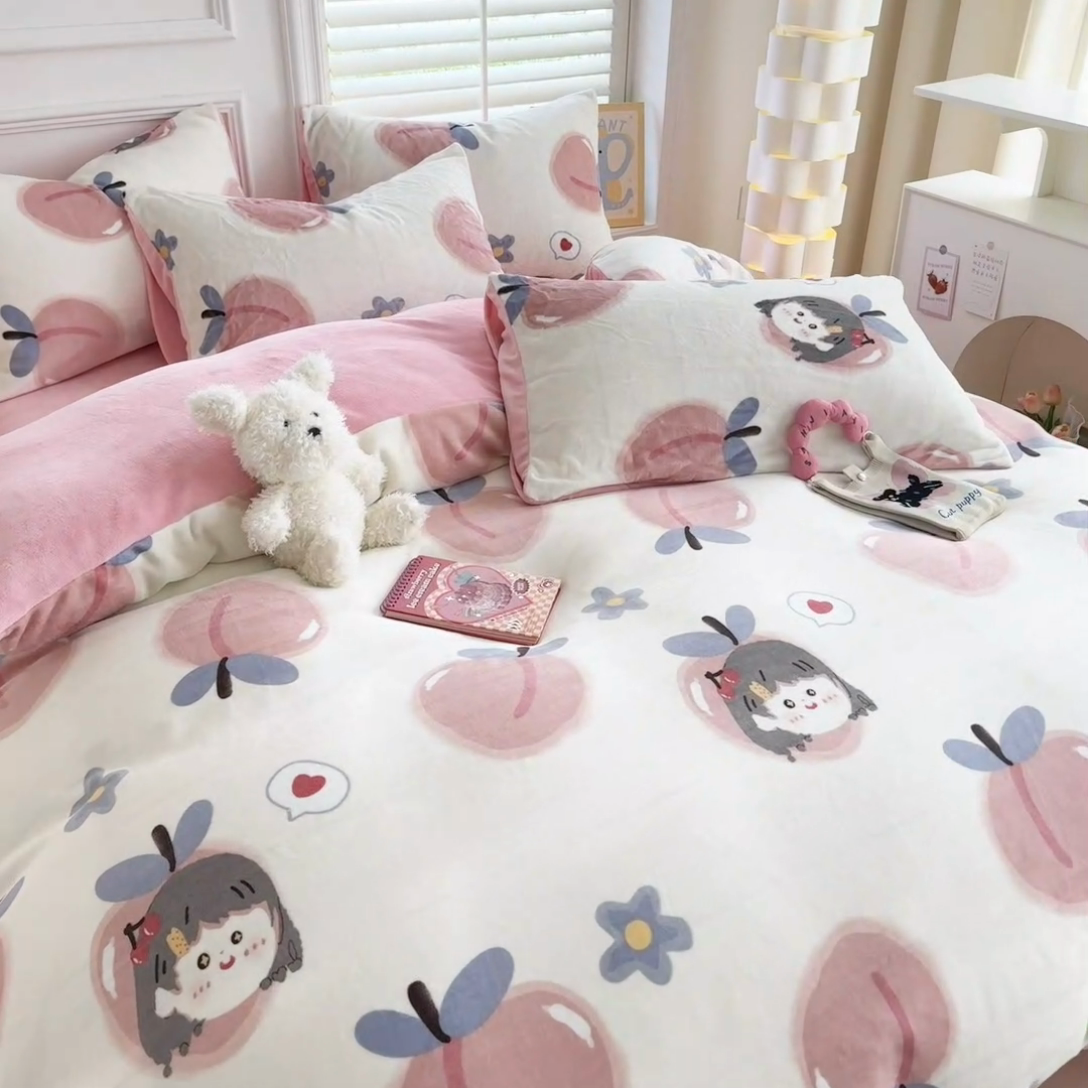 91家纺网 家纺一手货源 找家纺 简宜家居 2025新款牛奶绒印花四件套 蜜桃味女孩