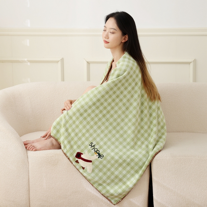 91家纺网 家纺一手货源 找家纺 朴尔家纺-毛巾被 2024新款毛巾绣勾边小格快乐鸭AB版珊瑚绒速吸速干毛巾浴巾 格子快乐鸭-青绿浴巾