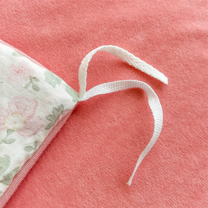 91家纺网 家纺一手货源 找家纺 红粉佳人新款小清新卡通贝壳边三角针棉加绒四件套工艺款牛奶绒四件套花园芬芳