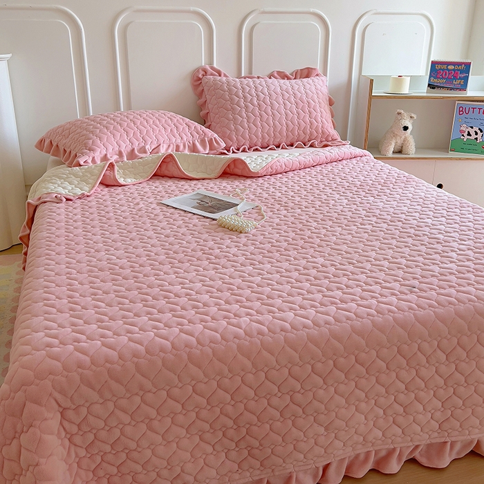 91家纺网 家纺一手货源 找家纺 美梦家纺 2024新款素色牛奶绒花边床盖系列 樱花粉