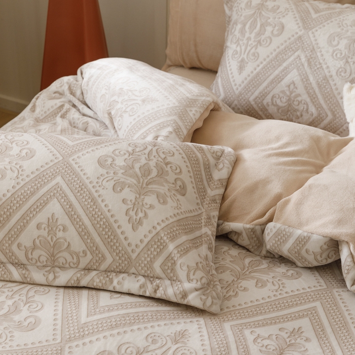 91家纺网 家纺一手货源 找家纺 卡派 2024新款轻奢肌理纹雕花工艺款230克加厚牛奶绒四件套（提供买家秀 ） 法式浪漫-奶咖