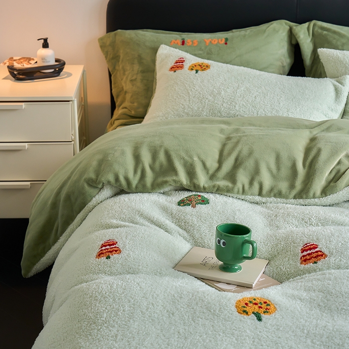 91家纺网 家纺一手货源 找家纺 2024新款蚂蚁绒卡通绣花四件套 森林屿鹿