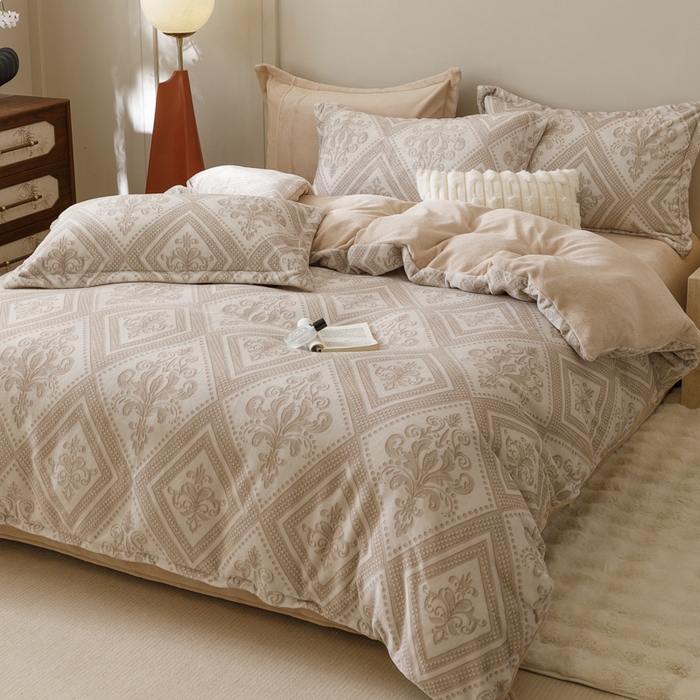 91家纺网 家纺一手货源 找家纺 卡派 2024新款轻奢肌理纹雕花工艺款230克加厚牛奶绒四件套（提供买家秀 ） 法式浪漫-奶咖