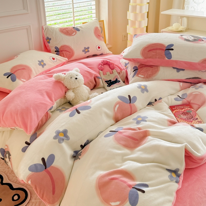 91家纺网 家纺一手货源 找家纺 简宜家居 2025新款牛奶绒印花四件套 蜜桃味女孩