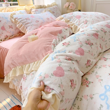 91家纺网 家纺一手货源 找家纺 2024新款韩版印花牛奶绒四件套 小樱桃