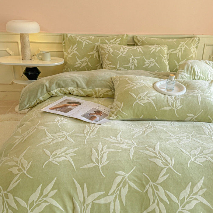 91家纺网 家纺一手货源 找家纺 大境 2024新款8斤A类230克牛奶绒提花烂花四件套床笠款床单款 竹影 奶绿
