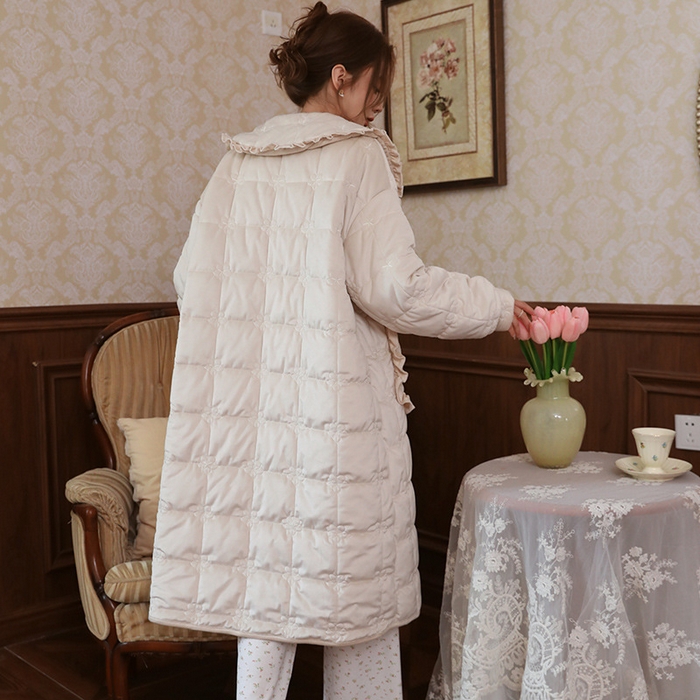 91家纺网 家纺一手货源 找家纺 洛兰沙家居馆 2024新款中国风盘扣睡袍三层夹棉加厚睡衣女冬季中长款紫色浴袍家居服套装 一件代发 单件 白色