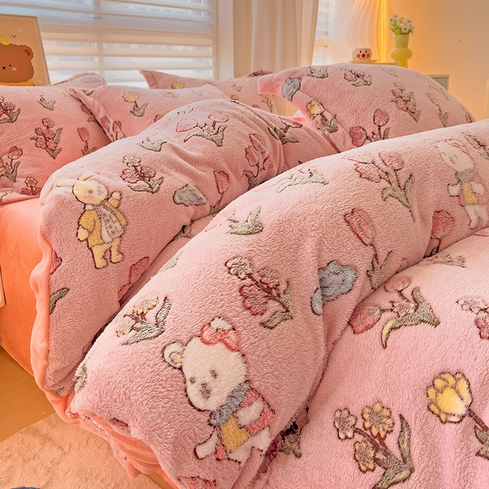 91家纺网 家纺一手货源 找家纺 2024新款加厚雪花绒印花四件套-风格二（提供卖家秀） 花园熊(粉)