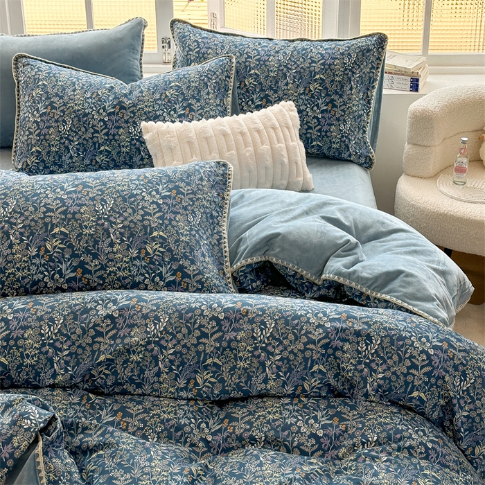 91家纺网 家纺一手货源 找家纺 红粉佳人新款小清新卡通贝壳边三角针棉加绒四件套工艺款牛奶绒四件套蓝底小花