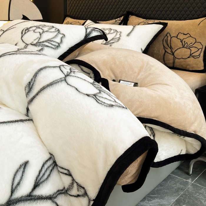 91家纺网 家纺一手货源 找家纺 慕尚家纺 2025新款宽包边高克重兔兔绒牛奶绒加厚保暖法式系列四件套 兔毛-玫瑰-奶白