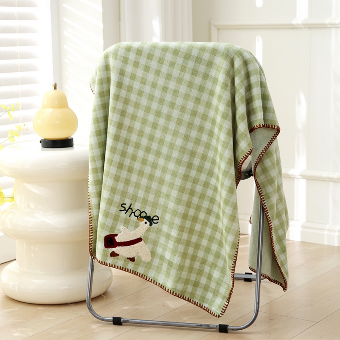 91家纺网 家纺一手货源 找家纺 朴尔家纺-毛巾被 2024新款毛巾绣勾边小格快乐鸭AB版珊瑚绒速吸速干毛巾浴巾 格子快乐鸭-青绿浴巾