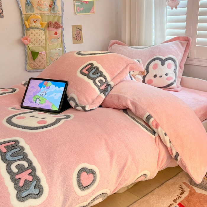 91家纺网 家纺一手货源 找家纺 川悦生活 2024新款立体雪花绒宿舍床笠款三件套四件套 爱米兔