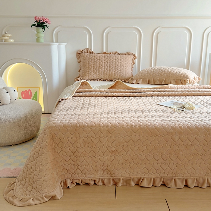 91家纺网 家纺一手货源 找家纺 美梦家纺 2024新款素色牛奶绒花边床盖系列 卡其色