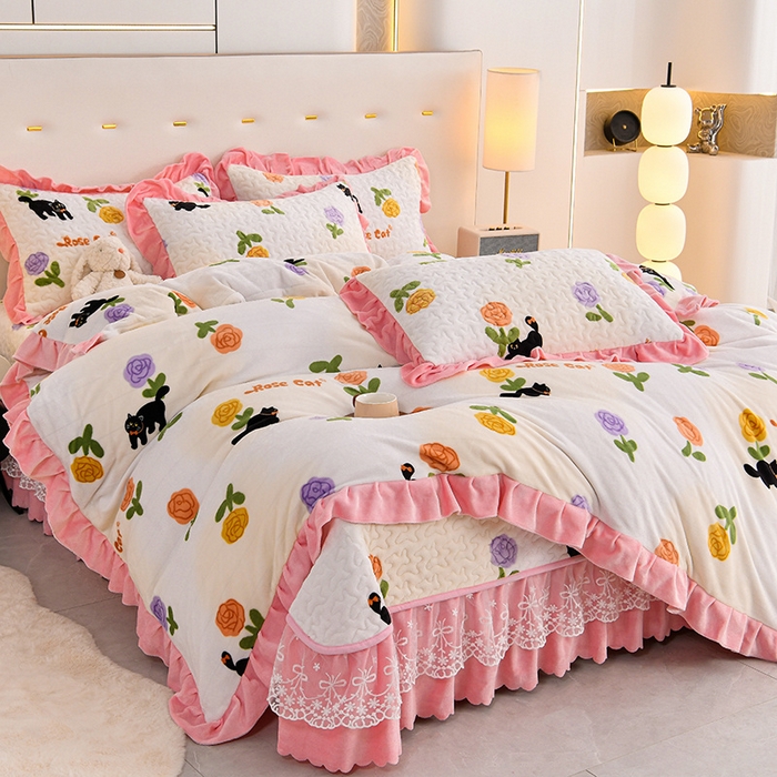 91家纺网 家纺一手货源 找家纺 民新家纺 2025新款牛奶绒印花夹棉床盖四件套 乐享时光-粉