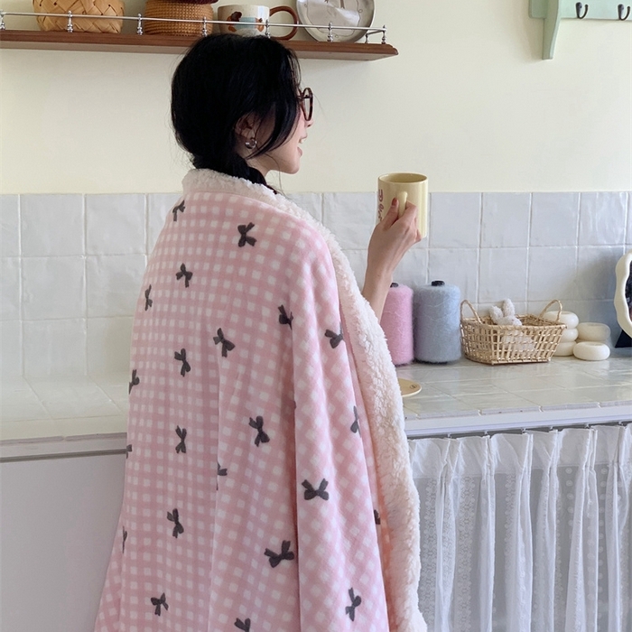 91家纺网 家纺一手货源 找家纺 桃喜 2024新款亲肤舒适牛奶绒羊羔绒毛毯 粉格子蝴蝶结