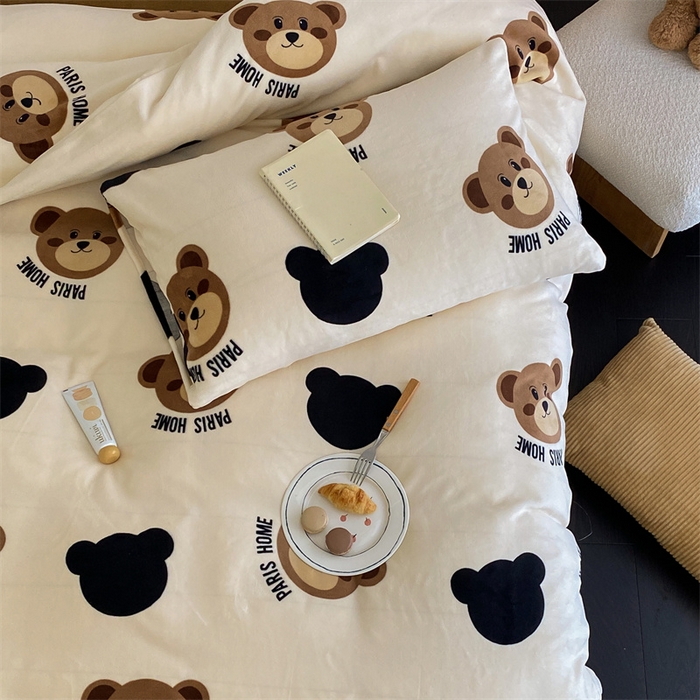 91家纺网 家纺一手货源 找家纺 红粉佳人 2025新款小清新双面牛奶绒四件套呆萌熊