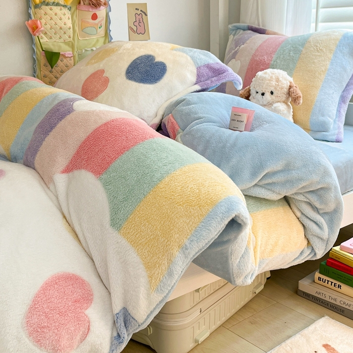 91家纺网 家纺一手货源 找家纺 川悦生活 2024新款立体雪花绒宿舍床笠款三件套四件套 彩虹爱心兰